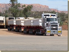 hin und wieder ein Road Train, der bis zu 53,50m lang werden kann ... 10 Autos